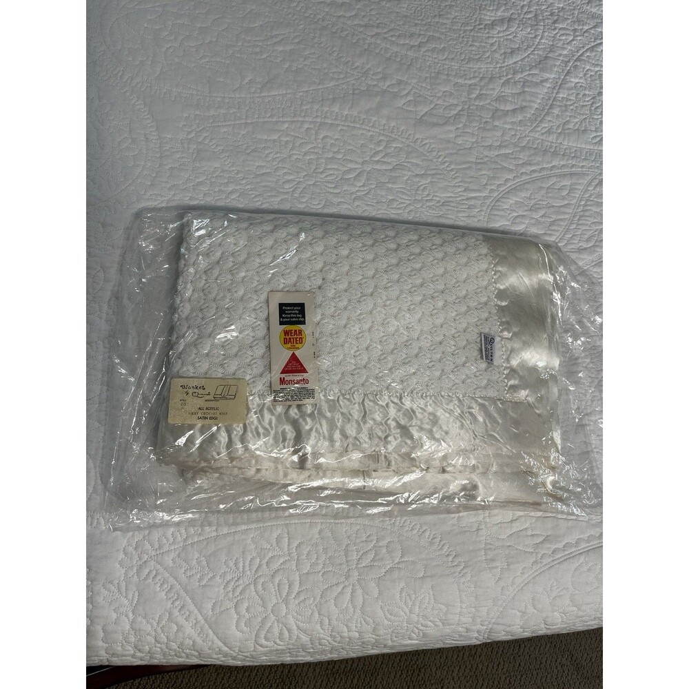 Quiltex VTG Union Made Acrylic Satin Trim Winter White Baby Blanket 35x47 UNUSED